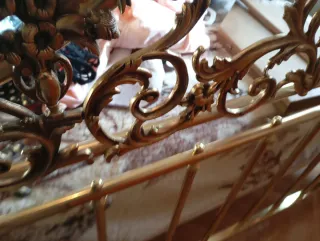 Cama Peña Vargas dorada metal