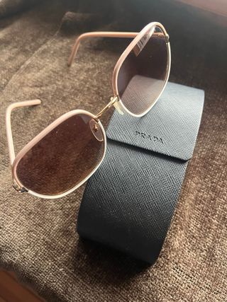 Gafas de sol Prada mujer beige y blanco