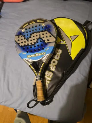 Pala de pádel Varlion con funda