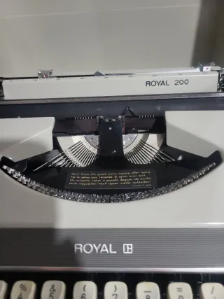 Máquina de escribir Royal 200