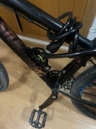 Bicicleta negra con candado