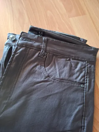 Pantalón Stradivarius encerado gris
