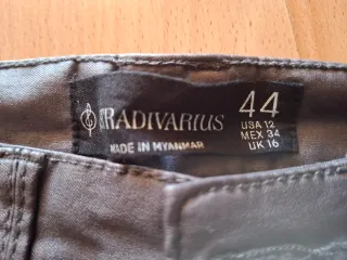 Pantalón Stradivarius encerado gris