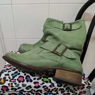 Botas de piel verde con hebillas