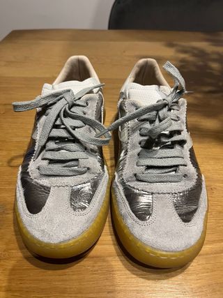 Zapatillas Moma grises y plateadas