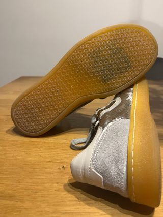 Zapatillas Moma grises y plateadas