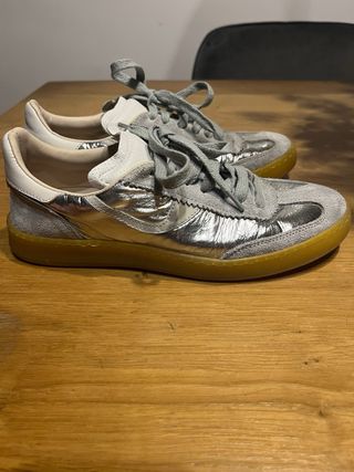 Zapatillas Moma grises y plateadas