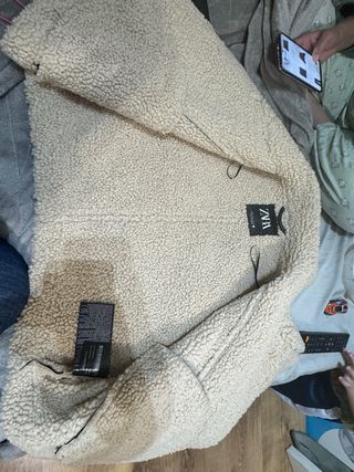 Chaqueta Zara efecto piel forrada beige/negra XL