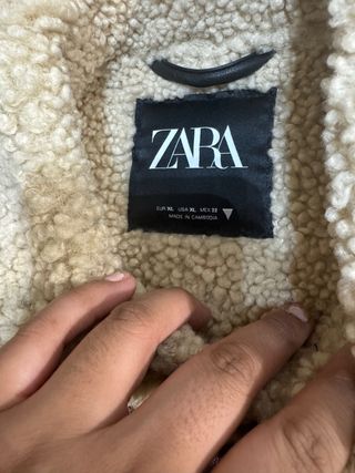 Chaqueta Zara efecto piel forrada beige/negra XL