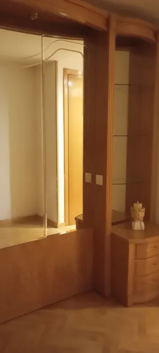 Cabecero cama alto con espejos y entrepaños