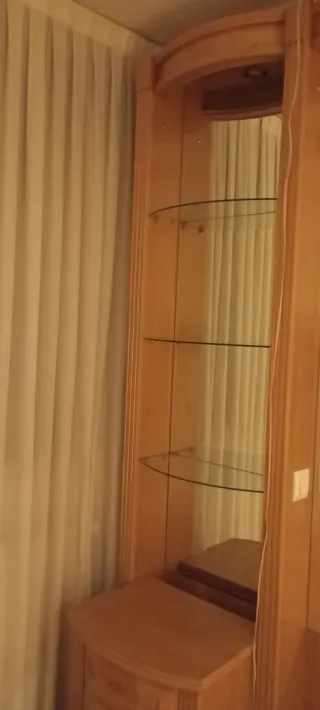 Cabecero cama alto con espejos y entrepaños