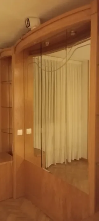 Cabecero cama alto con espejos y entrepaños