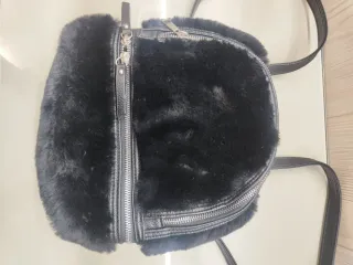 Mochila Negra Peluda de Stradivarius