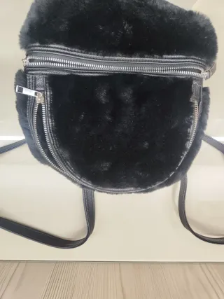 Mochila Negra Peluda de Stradivarius