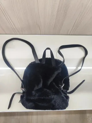 Mochila Negra Peluda de Stradivarius