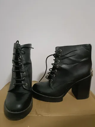 Botines negros con cordones y tacón