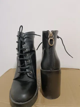Botines negros con cordones y tacón
