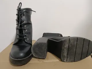 Botines negros con cordones y tacón