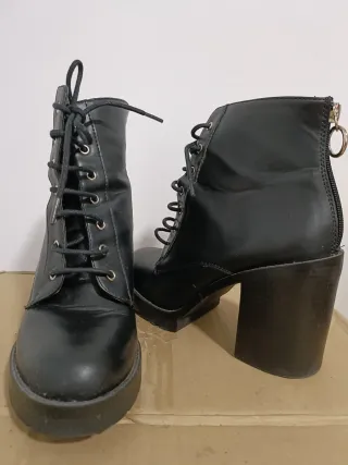 Botines negros con cordones y tacón