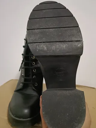 Botines negros con cordones y tacón