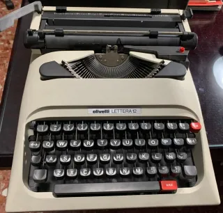 Máquina de escribir Olivetti Lettera 12