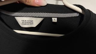 Sudadera Negra con Diseño de Busto