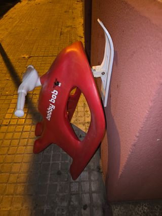 Moto de nieve roja para niños