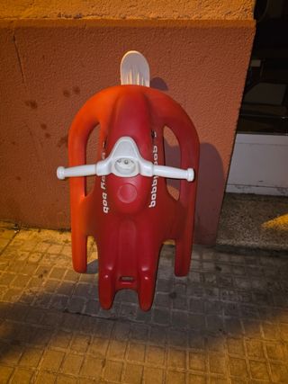 Moto de nieve roja para niños