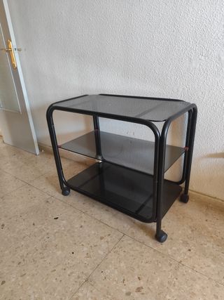 Mesa auxiliar cristal negra con ruedas