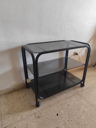 Mesa auxiliar cristal negra con ruedas