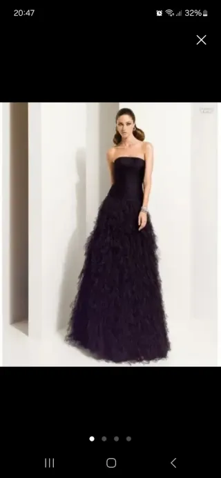 Vestido fiesta azul petróleo con chal y broche.