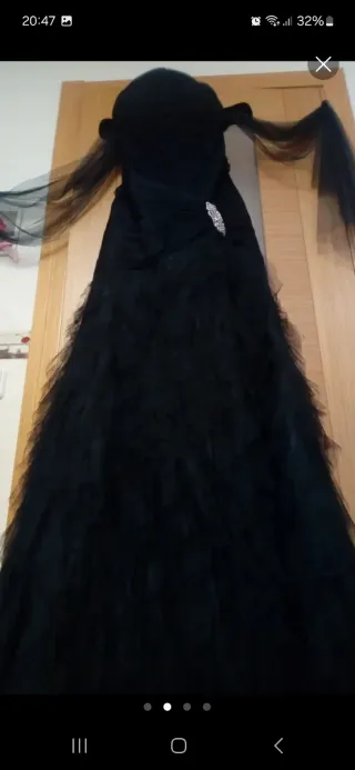 Vestido fiesta azul petróleo con chal y broche.