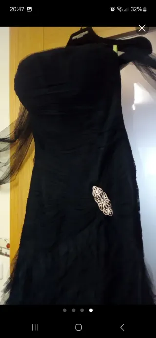 Vestido fiesta azul petróleo con chal y broche.