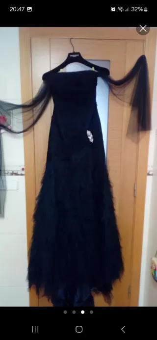 Vestido fiesta azul petróleo con chal y broche.