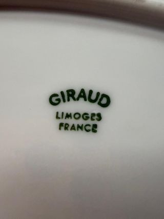 Vajilla compuesta por 12 platos y 1 fuente