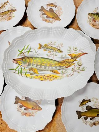 Vajilla compuesta por 12 platos y 1 fuente