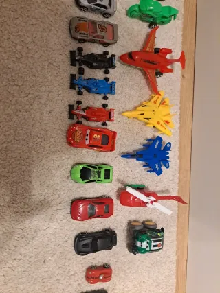 Lote variado de vehículos de juguete