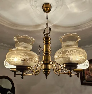 Lámpara de techo dorada de cristal