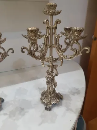 Candelabros de metal plateado