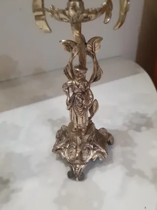 Candelabros de metal plateado