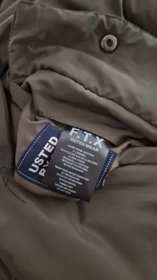 Chaqueta verde con capucha y forro estampado