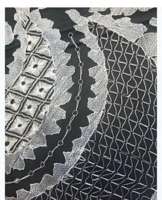 Mantilla bordada plata sobre tul negro