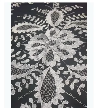 Mantilla bordada plata sobre tul negro
