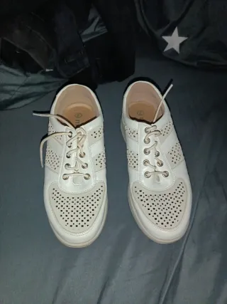 Zapatillas blancas perforadas