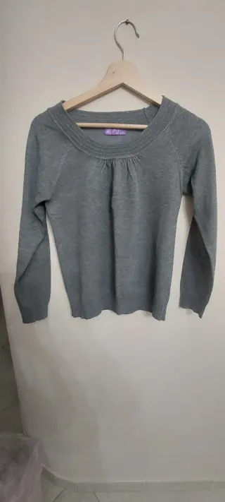 Maglione grigio con collo particolare