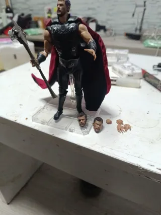 Figura Thor tiene la mano derecha pegada con dos