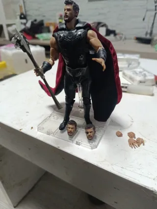Figura Thor tiene la mano derecha pegada con dos