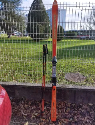 Esquís Dynastar con bastones