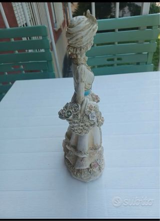 Statuina donna con fiori