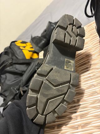 Botines negros con cordones y suela gruesa